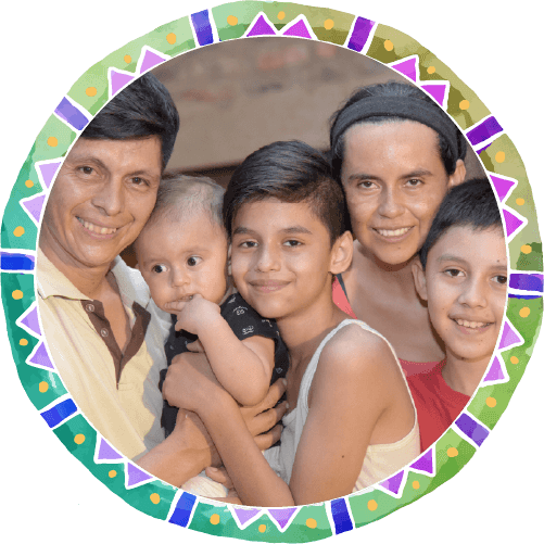 Familia sonriendo
