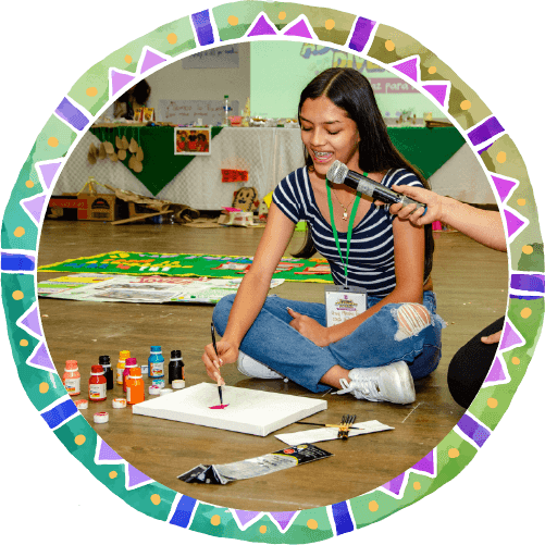 Una niña pintando un cuadro