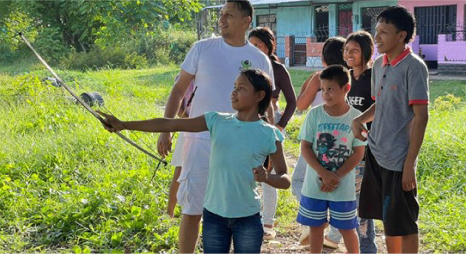 <p>“Yo también sé hacer eso en mi casa, nosotros vamos a cazar animalitos, el arco de mi papá es más grande”.</p><p>Edyn Velardo Martínez Flórez, 11 años.</p>